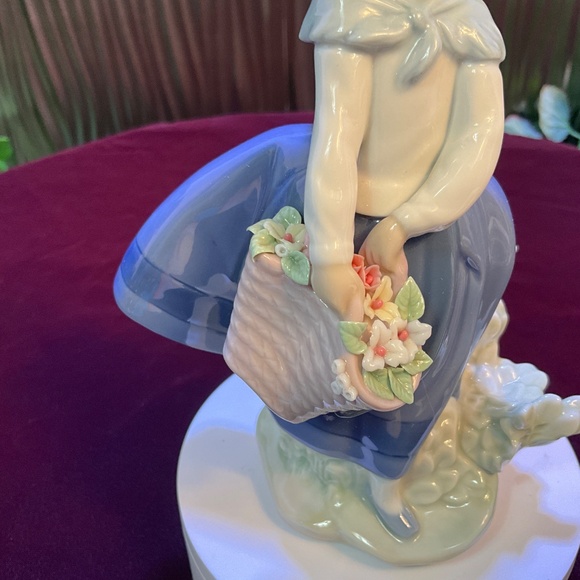 LLADRO Pretty Pickings Girl with Hat and Flower Basket #5222 - Picture 6 of 8